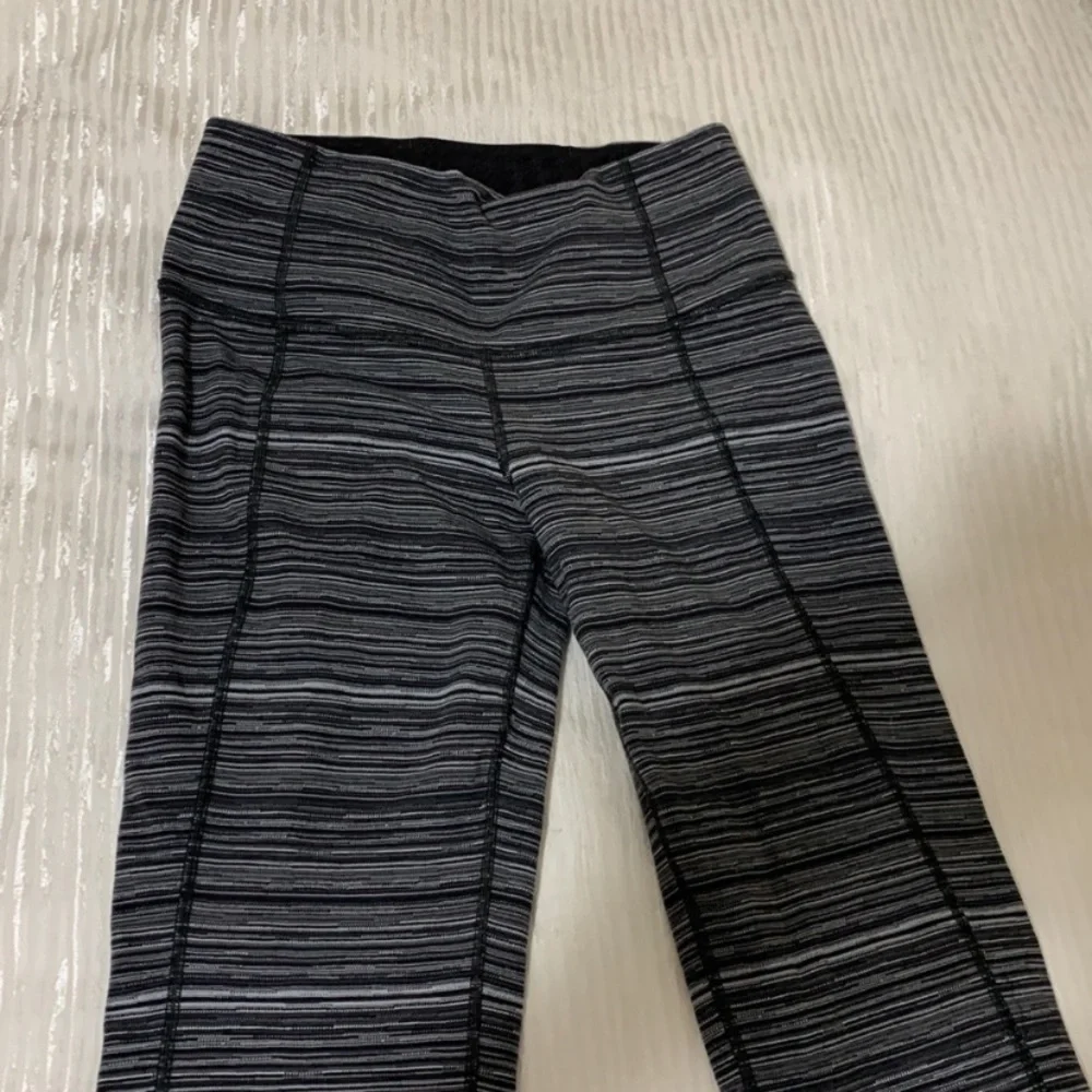Lululemon gather and crow crop leggings - Picture 4 of 6